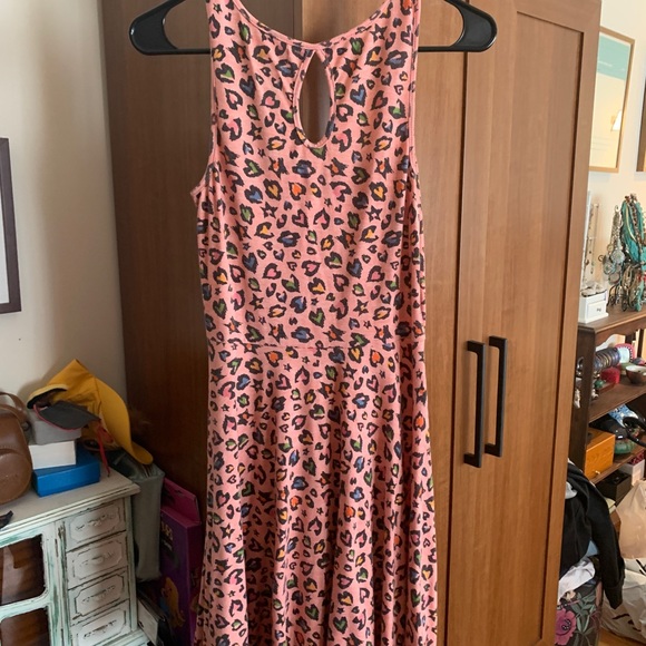 Pink, leopard-inspired dress - Picture 2 of 3